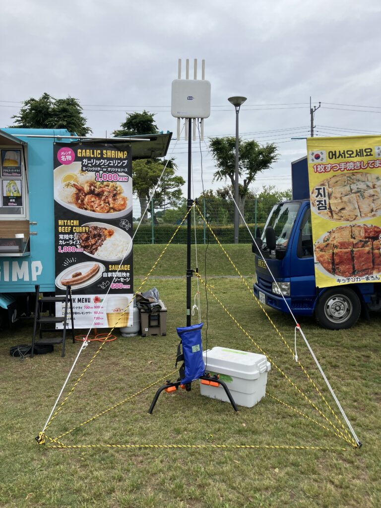 キッチンカーの間に高所設置されたメッシュWi-Fi AP